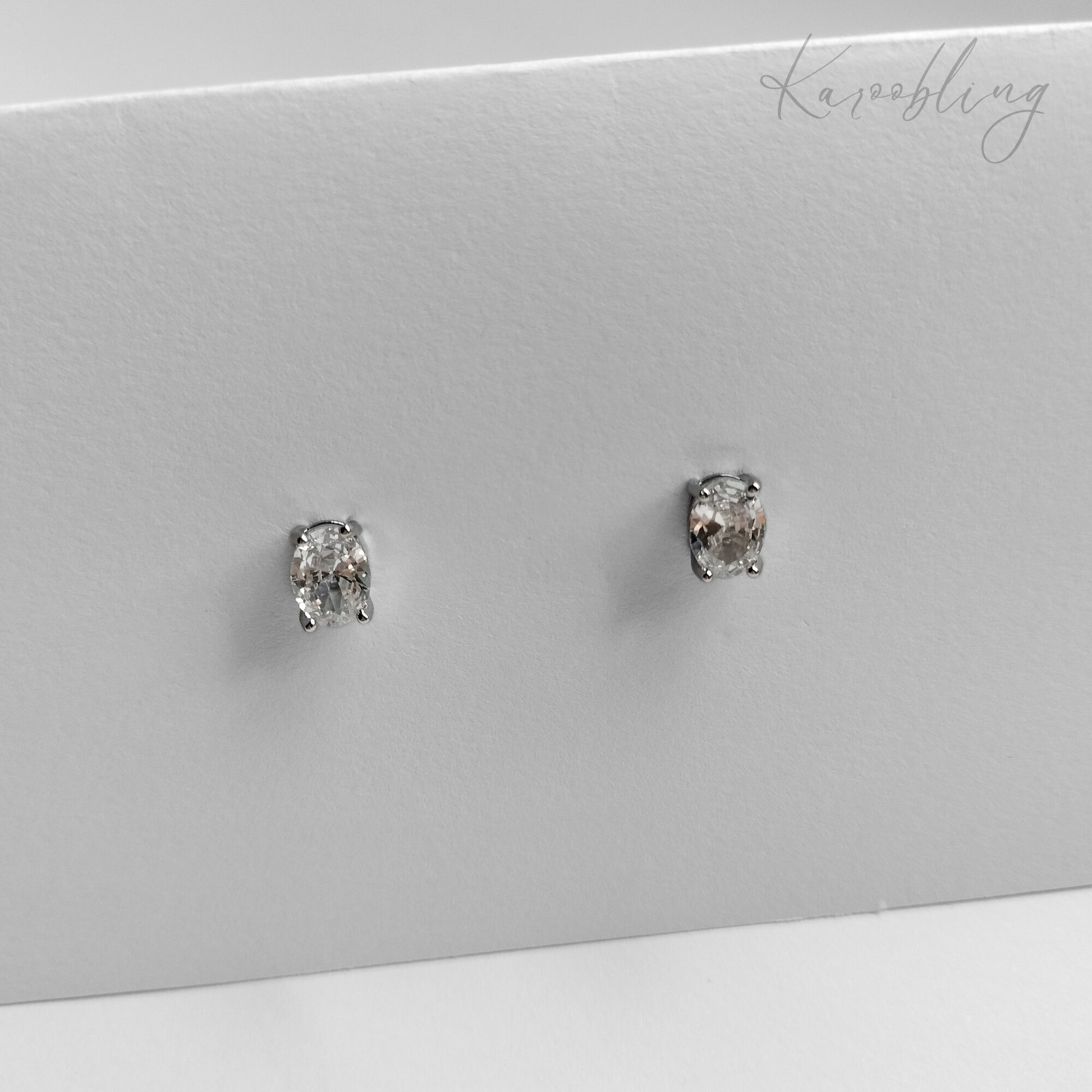 4 Claw Oval Stud Earrings - Silver