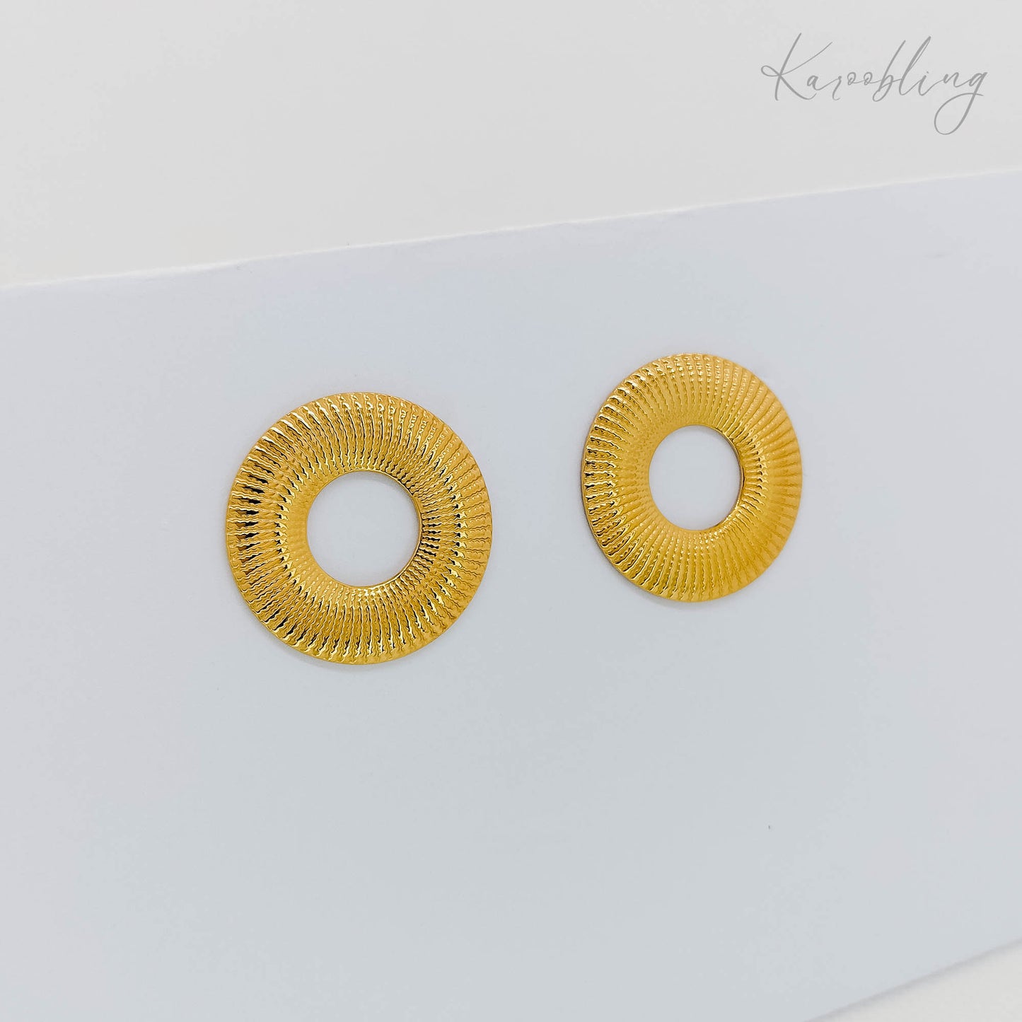 gold ribbed open circle stud earrings (water & tarnish proof)