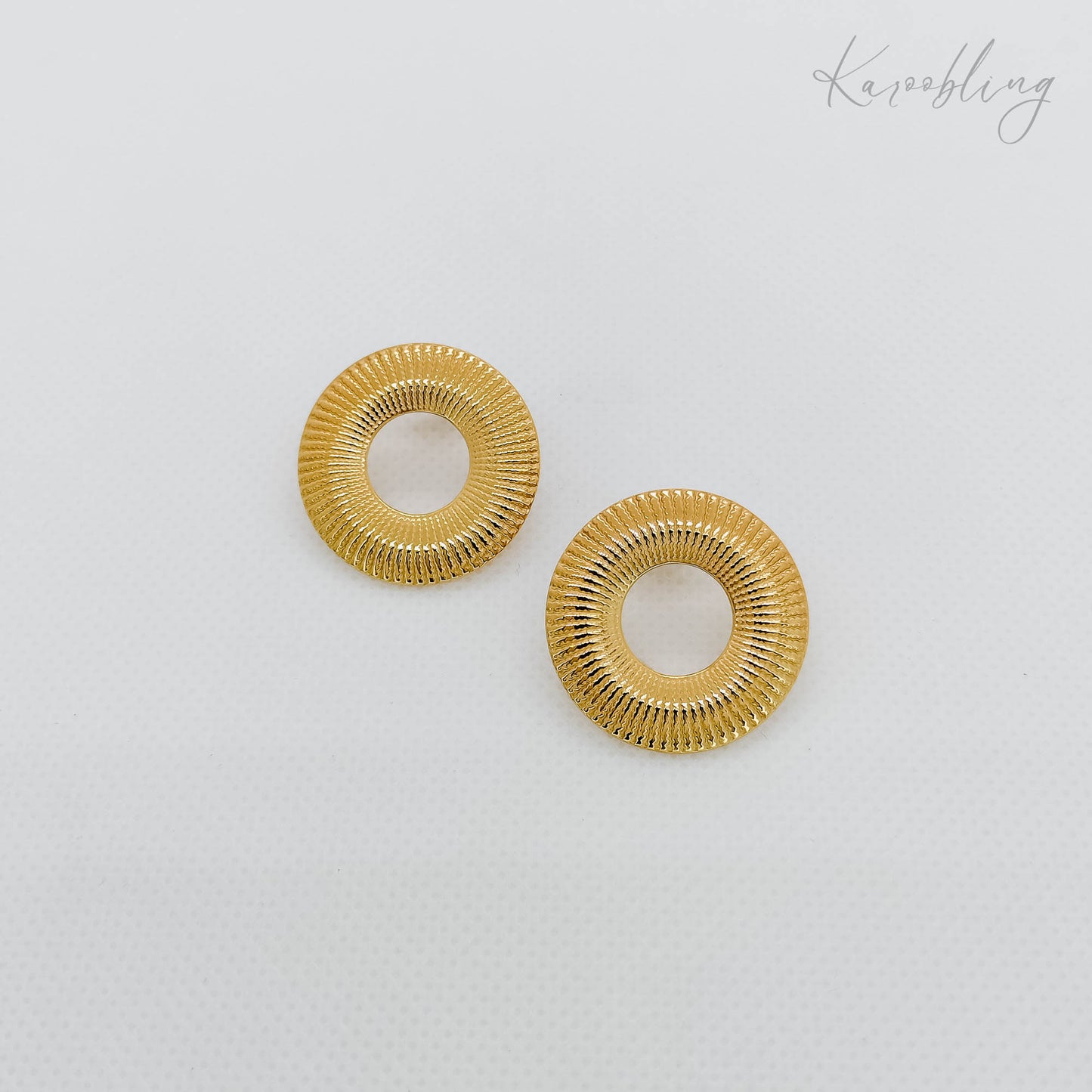 ribbed open circle stud earrings gold plated (water & tarnish proof)