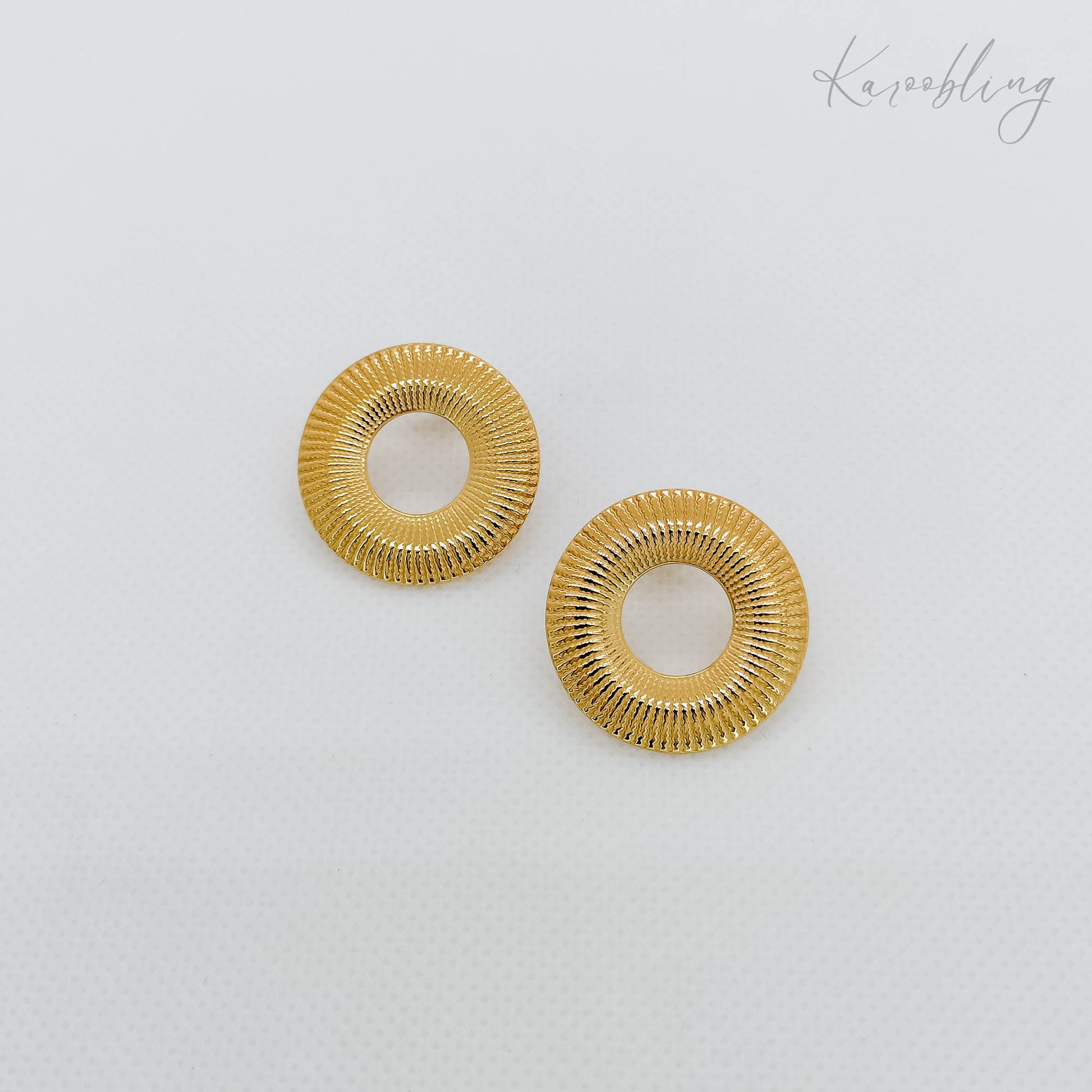 ribbed open circle stud earrings gold plated (water & tarnish proof)